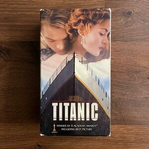 🎬 Titanic (1997) VHS 2-Tape Collector’s Set 💞